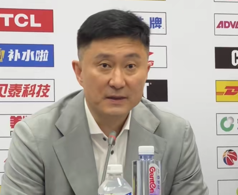胜江苏发布会！杜锋请求包容，回应3争议球员情况，赞张皓嘉发挥